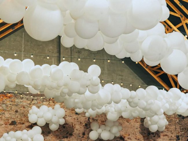 Balónkové nebe - nepravidelná organická balónková girlanda doplněné obřími balóny