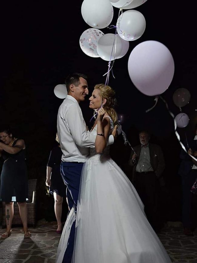 Svatební balónky s héliem v rukou novomanželů v rámci prvního společného tance