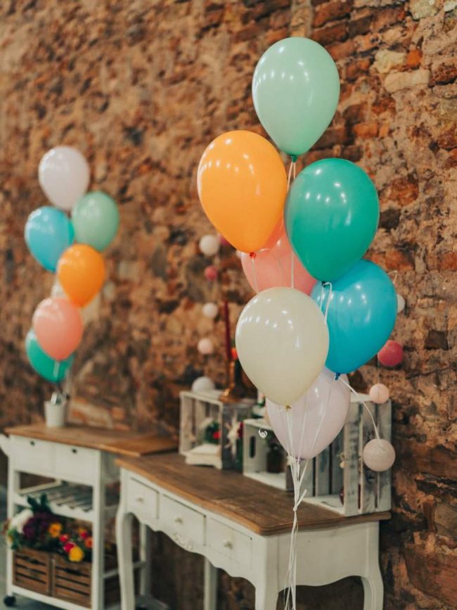 Pastelové heliové trsy balónků, svatební dekorace