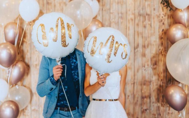 Svatební dekorace - fóliové balónky Mr. a Mrs a svatební fotokoutek v bílé a chromové barvě.