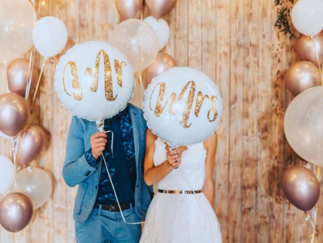 Svatební dekorace - fóliové balónky Mr. a Mrs a svatební fotokoutek v bílé a chromové barvě.