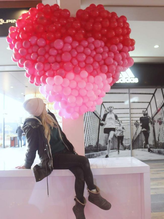 Krásné valentýnské srdce tvořené balónky v červené a růžové barvě jako fotokoutek na party či jiném eventu