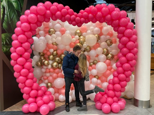 Valentýnská balónková výzdoba - Balónkový fotokoutek v obchodním centru složený z organické balónkové stěny a balónkové brány ve tvaru srdce_obsahuje chromové balónky