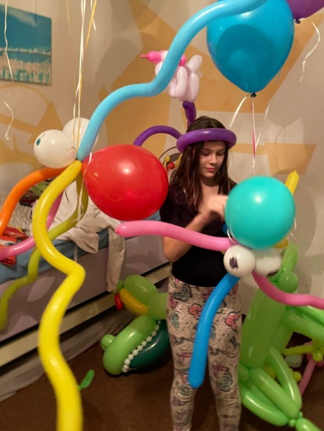 Balónková dílna s balónkářkou - modeluje s barevnými nafukovacími balónky krásná balónková zvířátka.