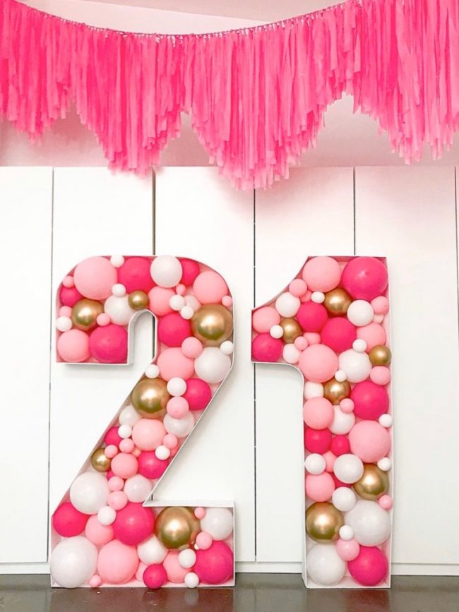 Mosaikové balónkové číslo z růžových a chrom zlatých balónků jako originální balónková výzdoba na oslavu narozenin
