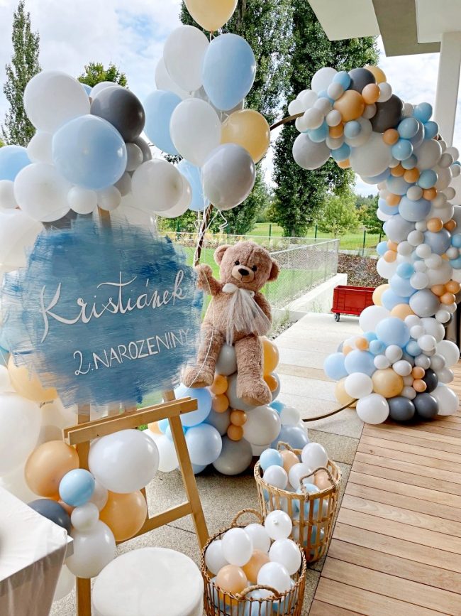 Dětská balónková girlanda s plyšovým medvídkem na narozeninové oslavě pro děti