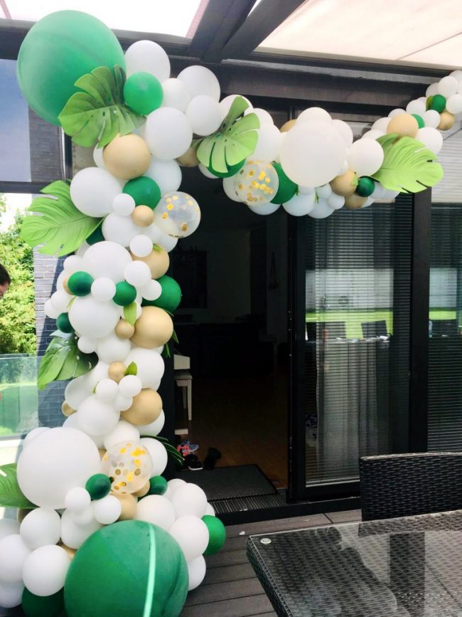 Organická balónková girlanda zdobená zelenými listy a chrom balónky_krásná balónková výzdoba na oslavu narozenin a firemní akce