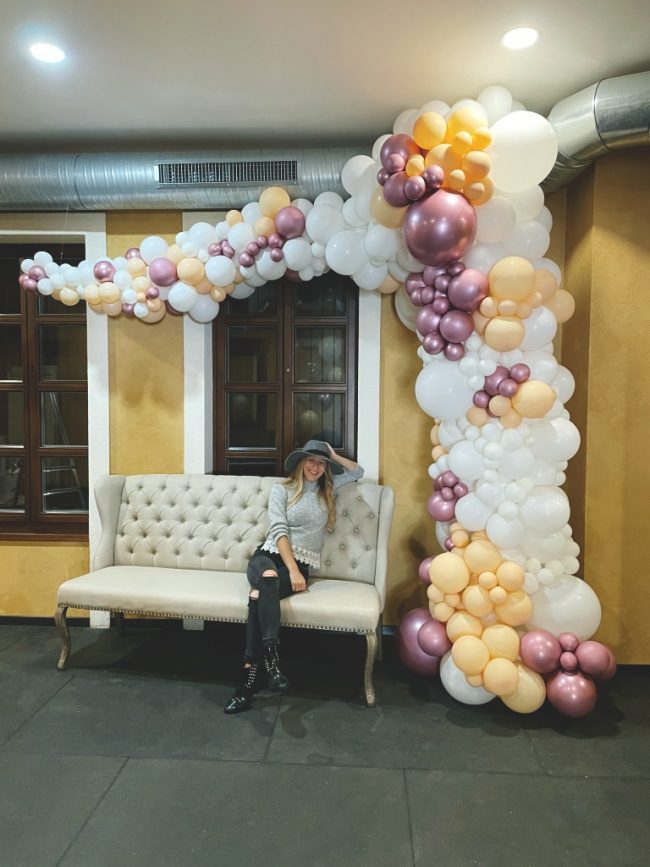 Luxusní balónková girlanda decentních barev jako balónková výzdoba ke vchodu