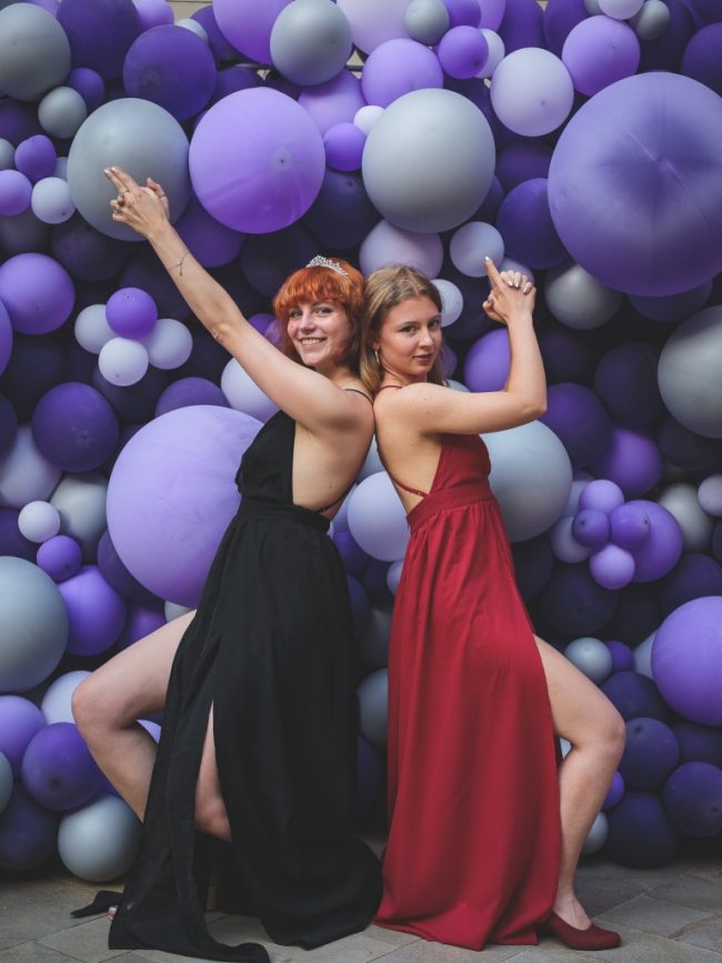 Balónková stěna fialových odstínů balónků jako fotostěna na vaši akci