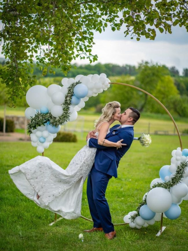 Svatební slavobrána s balónkovou výzdobou z modrobílých balónků