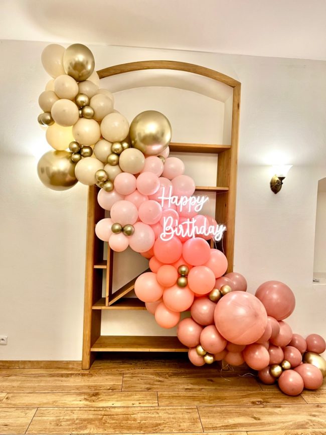 Velká organická girlanda s neonovým nápisem Happy Birthday, chromově zlaté balónky a pastelově růžové
