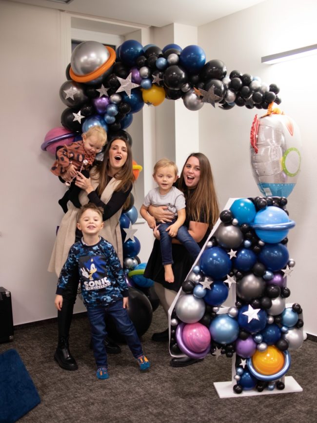 Oslava narozenin s vesmírnou balónkovou dekorací a s číslem z balónků.