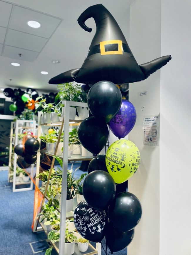 Trs heliových balónků s Halloweenskou tematikou a čarodějnickým kloboukem