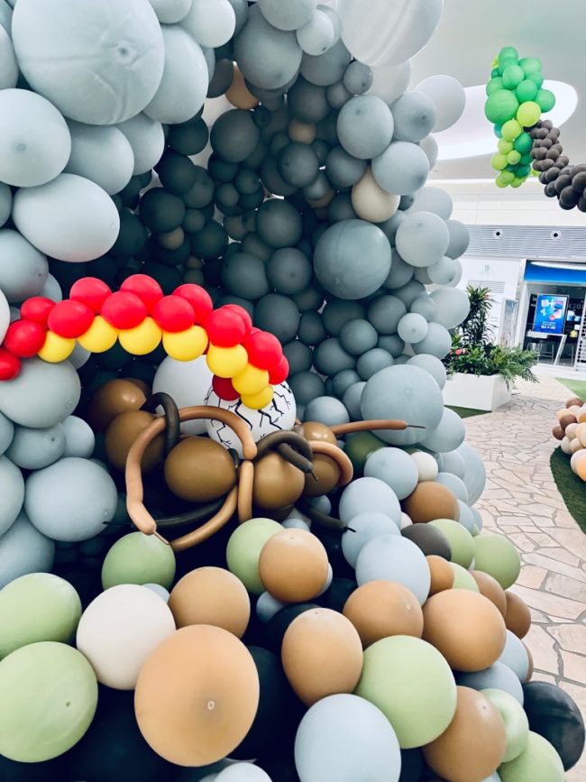 Balónková výstava na téma dinosauři a draci, dračí vejce s vylézajícím ocasem