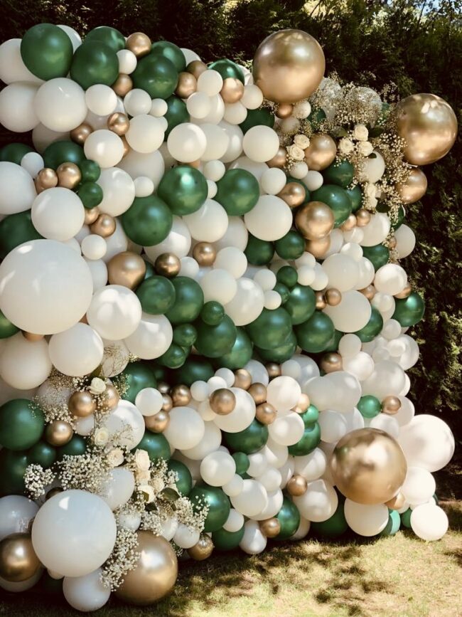 Fotostěna z balónků na svatby - krásný fotokoutek jako propojení balónků a květin
