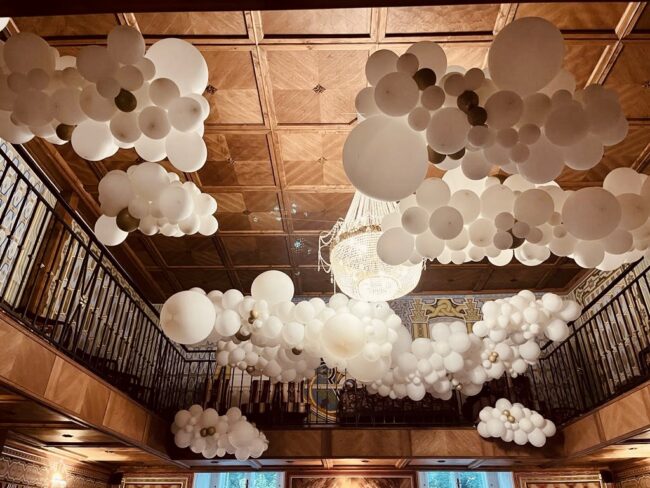 Krásná svatební balónková výzdoba ala bílé balónkové mraky se zlatými chrom balónky