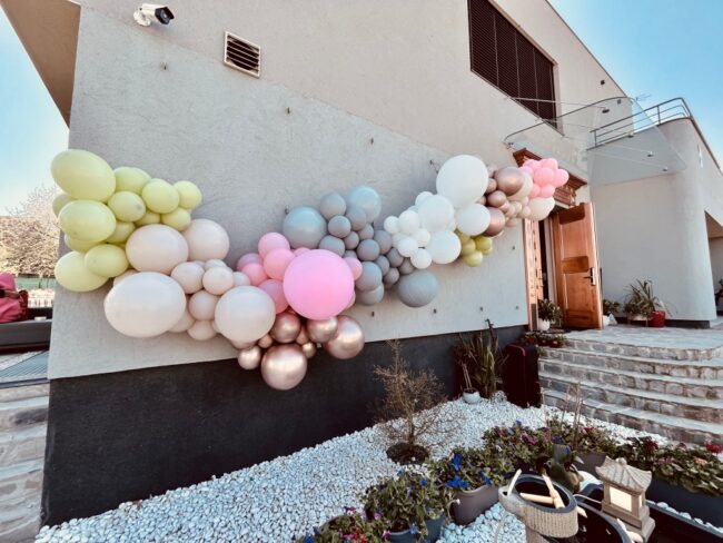 obrovská balónková dekorace v pastelových barvách a z chromových balónků vhodná pro narozeninovou oslavu.