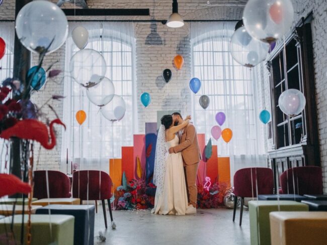 Svatební balónky v jemných pastelových barvách a krásné průhledné balónky s konfetami