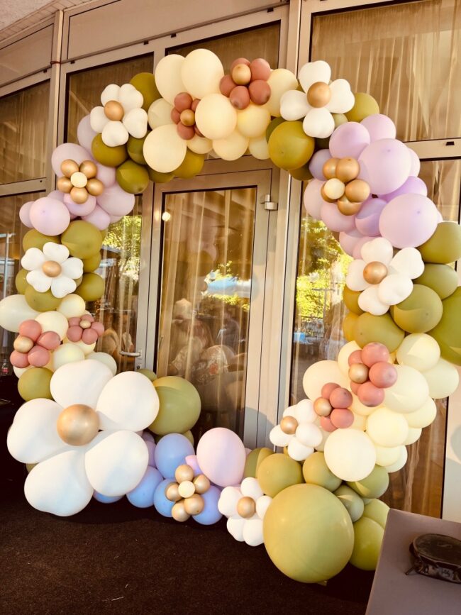 Krásný květinový balónkový fotokoutek ala jarní balónková výzdoba na firemní akce a jiné eventy