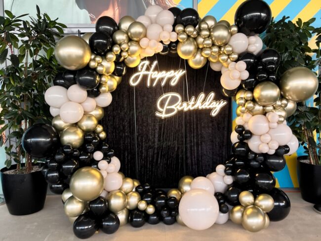 Fotokoutek z balónků s nápisem Happy Birthday a zářivými chrom zlatými balónky