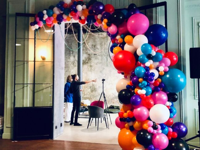 Nádherná girlanda z balónků jako svatební výzdoba v pastelových barvách