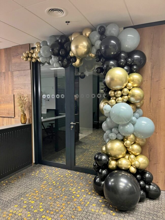 Překrásná balónková výzdoba z malých i jumbo balónků v šedé, černé a chromově zlaté barvě.