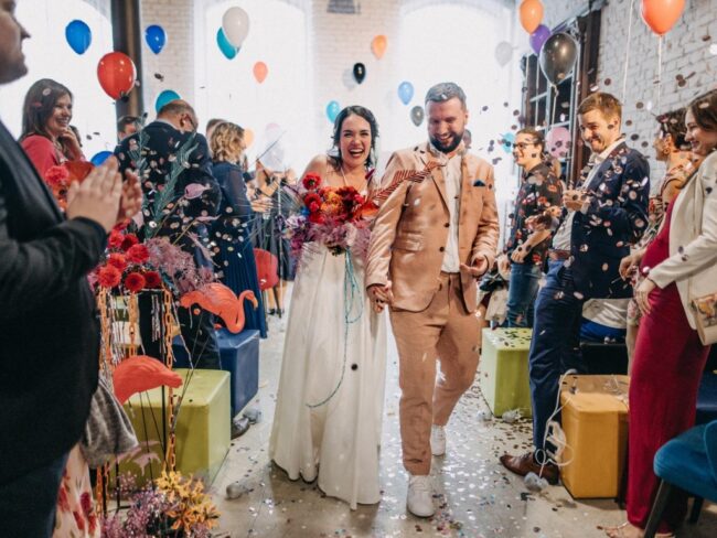 Héliové balónky na svatbě v Loft Bubny, barevná svatební balónková výzdoba