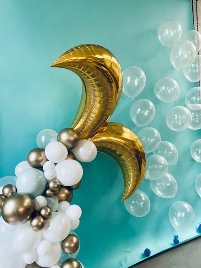 Ploutev mořské panny složená z balónků a balónkové bubliny
