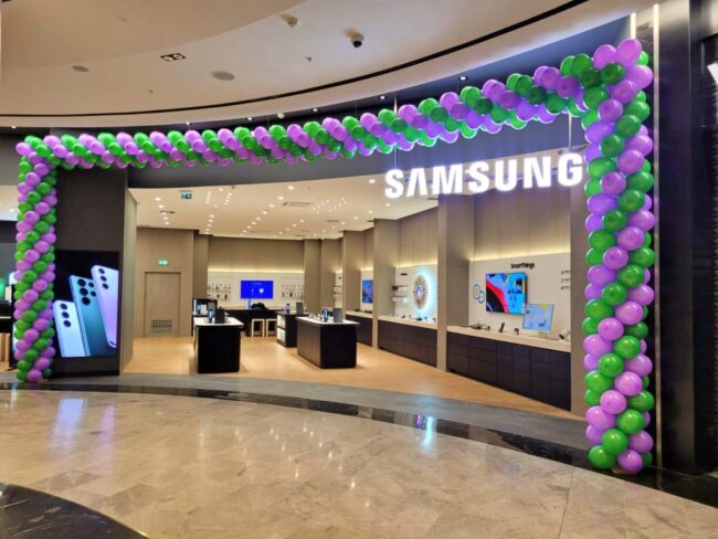 Nádherná balónková brána hranatého tvaru z fialových a zelených nafukovacích balónků pro firmu Samsung