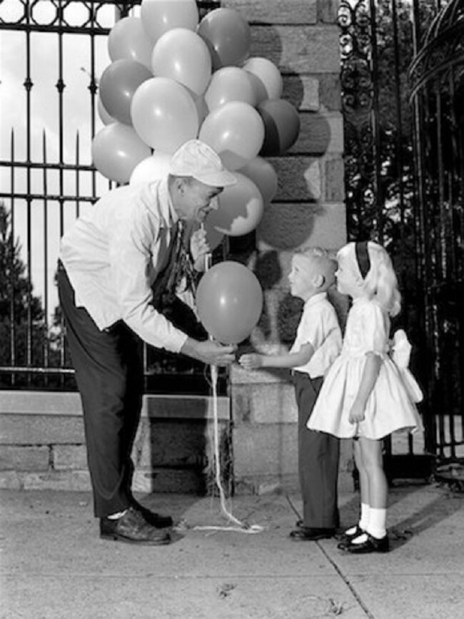 Děti dostávají balónek s héliem_pohled do historie