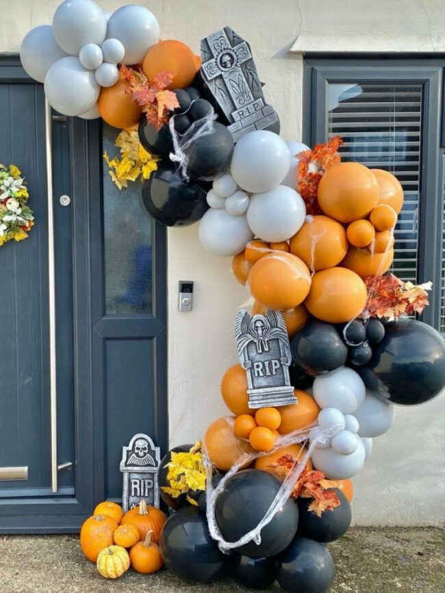 Úžasná balónková dekorace na Halloween v podzimních barvách a rekvizitami