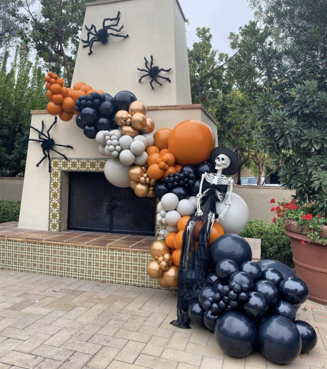 Velká balónková dekorace s halloweenskou tematikou z organické girlandy