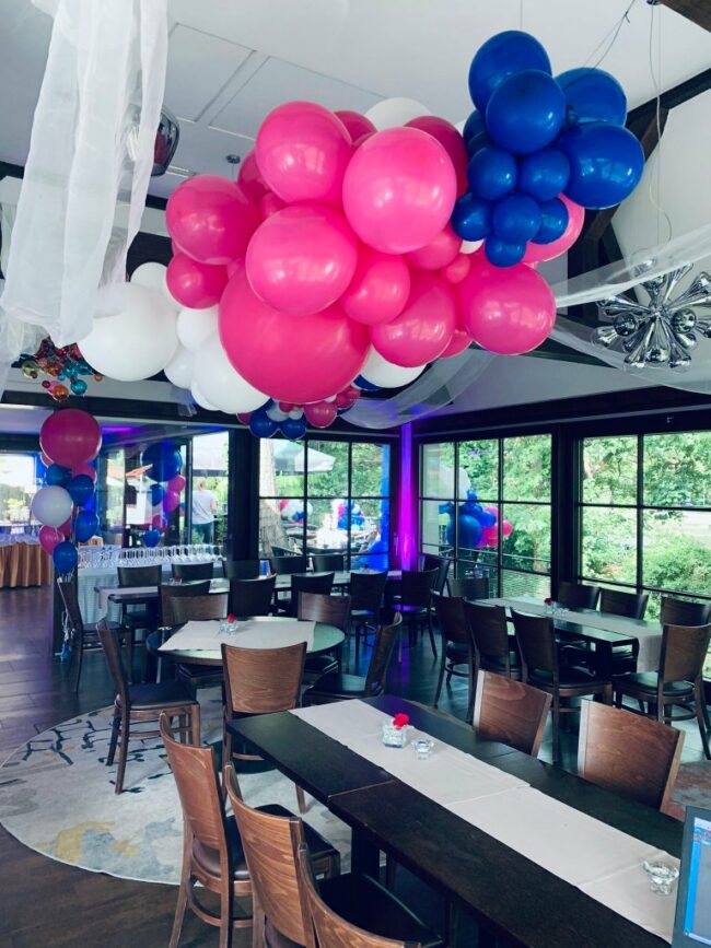 růžové modré a bílé mráčky z balónků jako perfektní dekorace pro narozeninovou oslavu