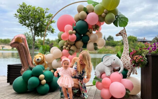 Úžasná balónková narozeninová oslava v Safari stylu pro první narozeniny se žirafou slonem a lvem.
