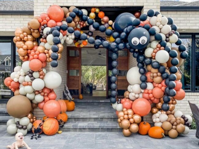 Obrovská halloweenská brána s pavoukem a dýněmi