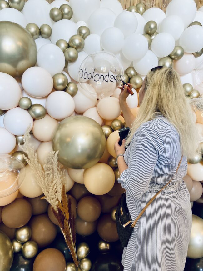 Nádherná balónková zeď z chromově zlatých a bílých balónků. Dokonalý balónkový fotokoutek