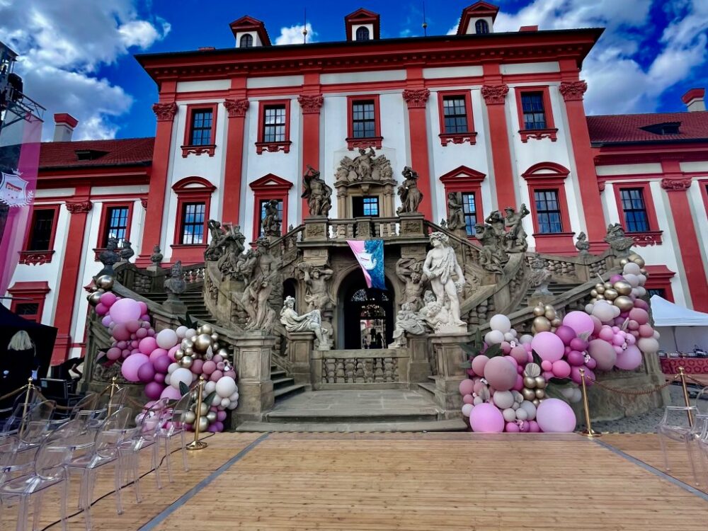 Nádherná dekorace pro Prima FTV na Trojském zámku, Nepravidelné girlandy u vstupu do zámku v růžové a chromově zlaté barvě.