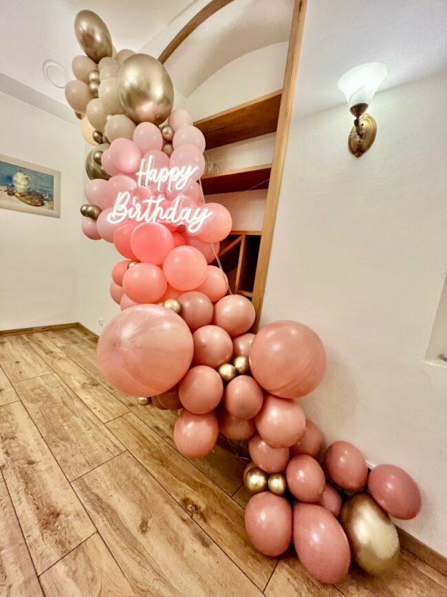 Velká narozeninová girlanda v pastelových a zlatě chromových balónků a s neonovým nápisem Happy Birthday