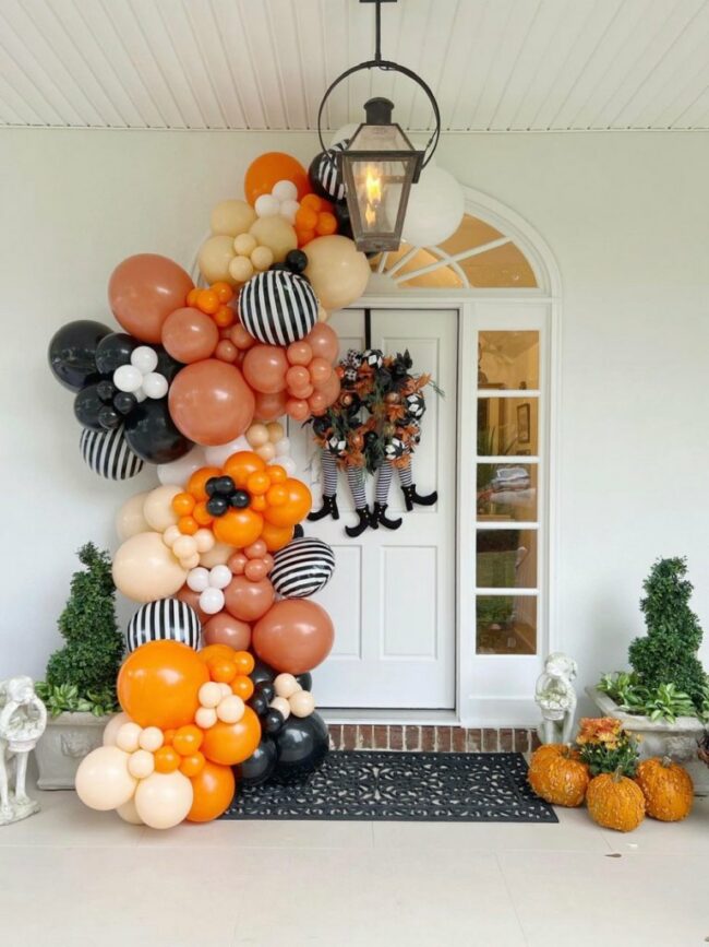 Nádherná Halloweenská dekorace u vstupu do domu v podzimních barvách