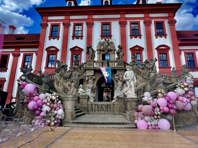 Dokonalá balónková dekorace v růžových a fialových barvách. Obrovské balónkové girlandy u vstupu na Trojský zámeček.