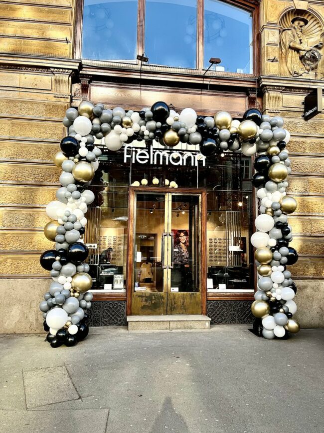 Nádherná organická vstupní brána z balónků u vstupu do prodejny Fielmann