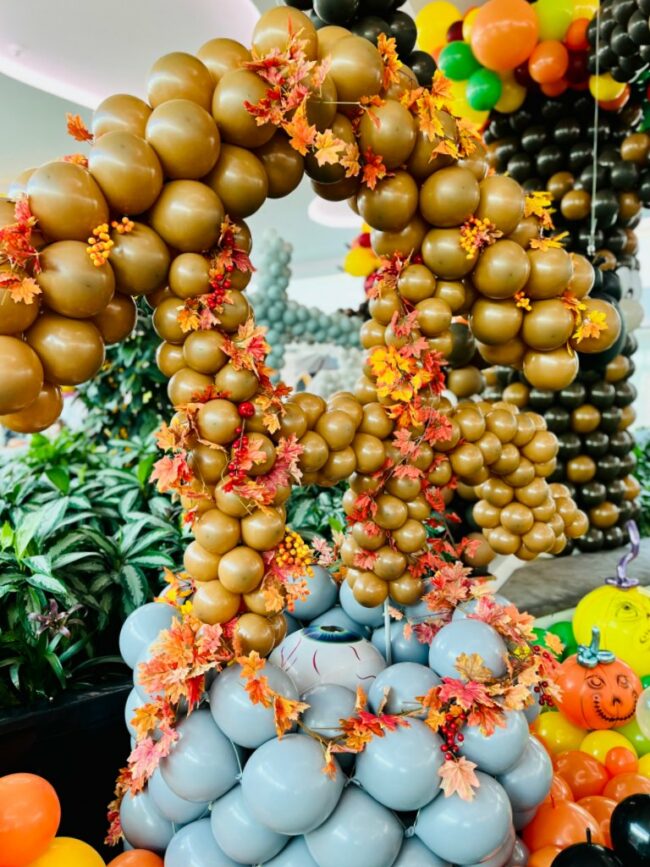 Nádherná velká studna z balónků jako halloweenská dekorace